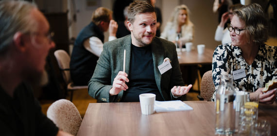 Deltagere i dialog under en rundbordssamtale hos Innocode