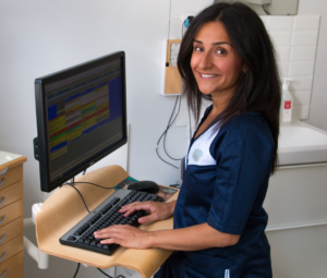 Bild på Rosa Ansari i kliniken på Östermalm