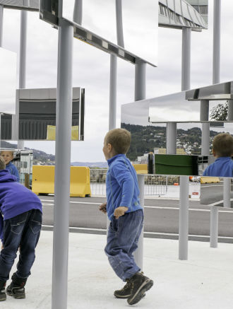 Refleksjoner: Speil montert på 4,5 meter høye stolper speiler ulike utsnitt av omgivelsene. Her er det Didrik (5) og Filip (6) Hammernes som lar seg fascinere. Verket heter The World as Site and Object og er laget av Jakob Dahlgren