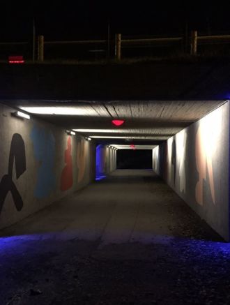 Lysløft i underganger: I forbindelse med kunstprosjektet i undergangene ble Pekka Stokke engasjert for å gi undergangene en belysning som fremmer både kunsten og gir trygghet for de gående i mørketiden. – Det er kommet mange positive tilbakemeldinger både på kunsten og belysningen, forteller programleder for områdeløft Saupstad-Kolstad Hilde Våbenø Markussen.