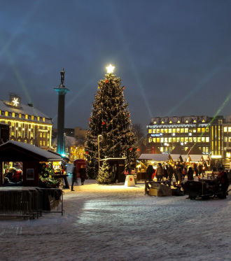 Eventyrlig stemningsbilde av julemarkedet på Torvet i Trondheim.