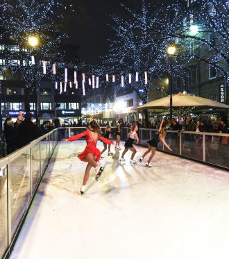 Bilde av Trondhjems Skøiteklub som underholdt med isdans da skøytebanen på Cicignons plass åpnet 17. desember.