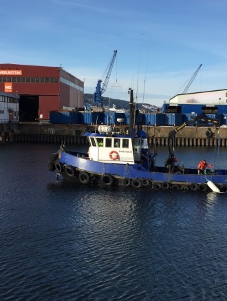 Her ligger sjøbunnsdeponiet: Sjøbunnsdeponiet ligger i en dyp grop utenfor Dora 1 i Nyhavna. Gropa fungerte tidligere som flytedokk for verkstedindustrien. Her sørger båten "Ramsholm" for at mudringsmassene som er lagt i deponiet jevnes ut før tekstilduk, kalk og pukk legges på og deponiet forsegles.