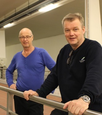 to ansatte står ved vannbasseng