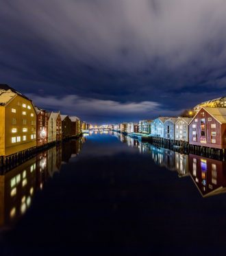 Lyssatte bryggefasader skapte et helt nytt inntrykk av byrommet Nidelva på kveldstid i november.