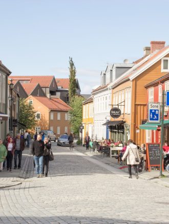 Bakklandstorget har helt unike omgivelser, og det setter besøkende pris på.