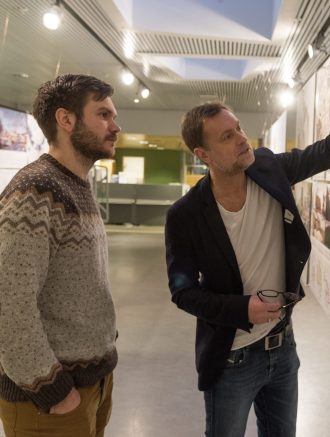 Campus tar form: Amund Aarvelta (t.v.) og Per Arne Tefre vurderer ett av de 36 forslagene som er kommet inn til idé- og plankonkurransen om nytt campus i Trondheim.