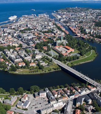 Midtbyen dekker en flate på en kvadratkilometer, og er den delen av Trondheim sentrum som ligger innenfor elveslynga til Nidelva. Midtbyen har historie som strekker seg tusen år tilbake da byen ble etablert ved Nidelvas bredd øst på halvøya.