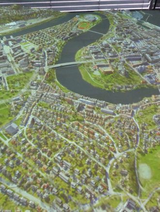 Digital virkelighet: Ulike kartillustrasjoner kan nå legges oppå den fysiske bymodellen som står i Bytorget. Her er et ortofoto projisert ned på modellen over Trondheim sentrum.