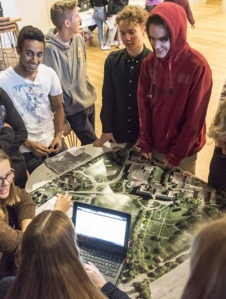 Kom med campusinnspill: Ungdommene som tok valgfaget demokrati i praksis skrev ned ideer og innspill samtidig med at medelevene markerte steder på kartet.