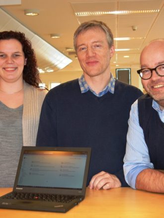 Superbrukere: Trine Anette Lindkvist, Frode Granbakken og Halvard Bachke er klar for å ta i mot og saksbehandle de første byggesakene i det nye systemet. Etter testperioden på tre uker skal hele byggesakskontoret skal ta i bruk det nye saksbehandlingsverktøyet.