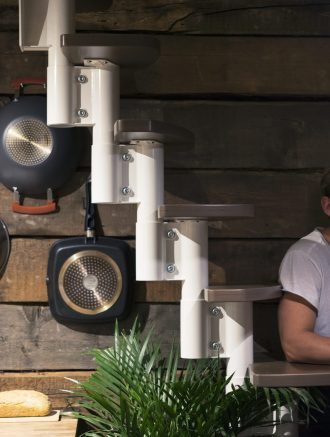 Dyrt: Studenten i Brede Stokland kommer helst til syne på temperaturmåleren. Han har lært at det koster å fyre eget hus, og råder fremtidige gjester til å ta på godt med klær.