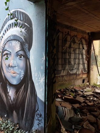 Utnytte ubrukt areal? Gatekunst er en form for ikke-kommersiell kunst i det offentlige rom. Sted: et forlatt bygg utenfor Paris.