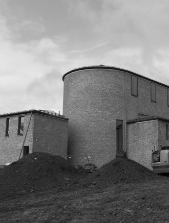 Tradisjonelt:  Den nye St. Olavs kirke i Prinsens gate er tilsynelatende et flott stykke murarbeid.