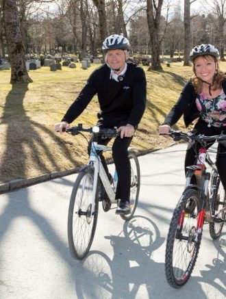 På to hjul: Lars Svanholm og Bente Solstrand ved Svanholm begravelsesbyrå sverger til sykkel. Mindre bilbruk ga friskere ansatte. Miljøpakken har premiert Svanholm.