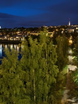 Belysningen langs elvepromenaden tar utgangspunkt i lysplanen for elva og kanalen i Trondheim, "Følg hjertet". Lysplanen er laget av Zenisk og Selberg arkitekter.
