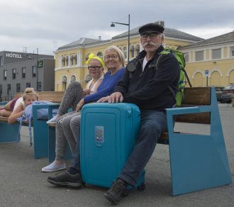 Familien fra Fosen syntes det var veldig greit å finne noen benker å sette seg ned på mens de ventet på at toget skulle gå fra sentralstasjonen. Fra venstre: Helene Refsnes Nylænde, Oda Johanne Refsnes Løvseth, Willgunn Yttereng og Anders Refsnes.