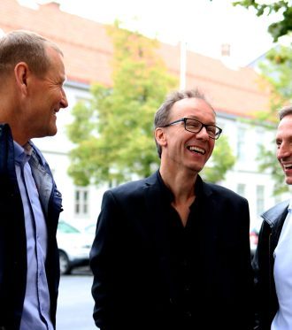 Hydrogensamarbeid: – Vi må få ned utslippene fra transport, og hydrogendrivstoff er en av de viktigste løsningene, sier sjefingeniør i Trondheim kommune, Bjørn Ove Berthelsen (i midten). Nå går kommunen foran for å etablere et marked for hydrogendrivstoff. Daglig leder i Trondheim Renholdsverk, Knut Eirik Ballestad, og administrerende direktør i Uno-X, Ole Johannes Tønnessen, er klare for å gjøre sin del av jobben.