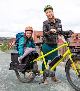 Tina Karoline Warhuus med Jenny (6 år) på elsykkelen som erstattet familiens bil for snart fire år siden. - Veien fra bilist til elsyklist er kort, sier Tina.