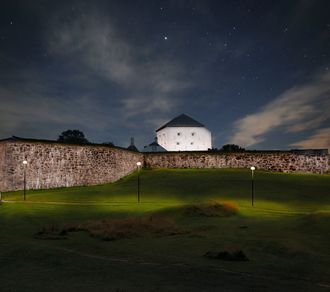 Visuelt ikon: Det er nå planlagt en helhetlig belysning av Festningsområdet som ivaretar trygghetsfølelsen i tillegg til å styrke Festningen sin posisjon både som parkområde og som visuelt ikon i bybildet (Illustrasjon fra Norconsult).
