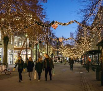 Nordre gate har en kombinasjon av mørketidsbelysning og julebelysning. Lyslenker og røde hjerter skaper hyggelig stemning.