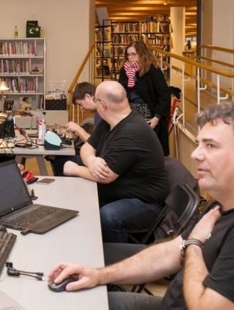 ELEKTRONIKK: På Fiksefest ble datamaskiner gjort om til nettlesere, ledninger loddet, og ikke minst ble det gitt mange gode råd om hvordan man kan reparere det man har. Foto: Unni Skoglund
