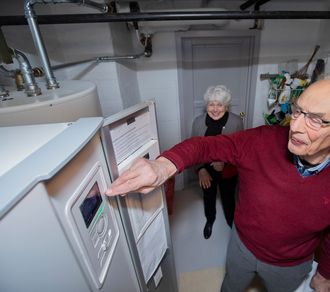 Godt fornøyd: Jan H. Dybdahl og kona Gullaug har aldri angret på at de satset på bergvarmepumpe som oppvarmingskilde, da de kvittet seg med oljefyrkjelen i 2015.