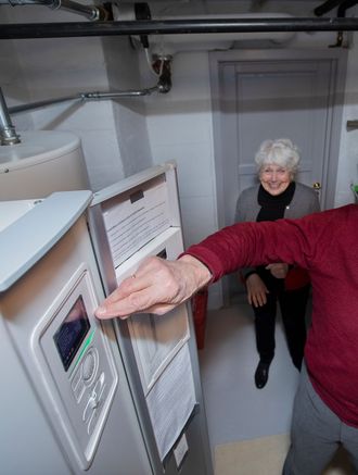 Godt fornøyd: Jan H. Dybdahl og kona Gullaug har aldri angret på at de satset på bergvarmepumpe som oppvarmingskilde, da de kvittet seg med oljefyrkjelen i 2015.