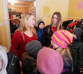 Stinn brakke på skolens gjenbruksstasjon: Tale Selvåg(rød genser) og Elivya Skjetne gir råd og formaninger til elevmassen som har funnet veien til gjenbruksstasjonen i store-fri.