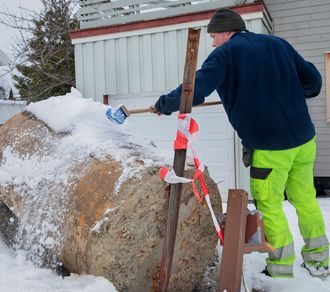 Ståltank til besvær: Entreprenør Hans Kristian Søfteland i Kleveland Utemiljø børster snø av ståltanken til Byåsen-familien. Dette er ikke den første tanken han tar opp som viser seg å være lekk - langt i fra.