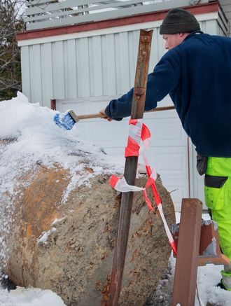 Ståltank til besvær: Entreprenør Hans Kristian Søfteland i Kleveland Utemiljø børster snø av ståltanken til Byåsen-familien. Dette er ikke den første tanken han tar opp som viser seg å være lekk - langt i fra.