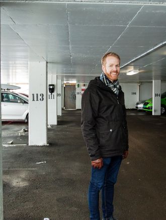 Fremtidsrettet: Søndre Flatåsen borettslag har fått tilskudd fra kommunen til å oppgradere ladeforholdene for elbil. Bjørn Hegerberg og resten av styret er fornøyd med å ha fått på plass en trygg og framtidsrettet ladeløsning i boligselskapet.