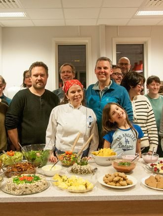 Festaften med deilige mexicanskinspirerte retter laget av overskuddsmat. Rosalia Redondo (i midten) er inspirator og kursleder når restemat blir gourmetmat.