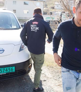 Mange fordeler: Med elvarebil har Oskars Nazars (foran) redusert bedriftens utgifter til drivstoff og bompasseringer. Som budsjåfør setter han stor pris på å ta seg effektivt fram i trafikken ved hjelp av kollektivfeltene.