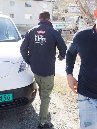 Mange fordeler: Med elvarebil har Oskars Nazars (foran) redusert bedriftens utgifter til drivstoff og bompasseringer. Som budsjåfør setter han stor pris på å ta seg effektivt fram i trafikken ved hjelp av kollektivfeltene.