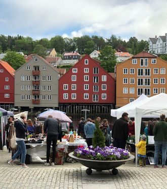 Søndagsmarked:Midt i bryggerekka i Kjøpmannsgata, på Kongens gate allmenning, finner du Bryggerekka bruktmarked. Markedet har åpent hver søndag, fra 26. mai til 1. september.