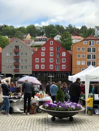 Søndagsmarked:Midt i bryggerekka i Kjøpmannsgata, på Kongens gate allmenning, finner du Bryggerekka bruktmarked. Markedet har åpent hver søndag, fra 26. mai til 1. september.
