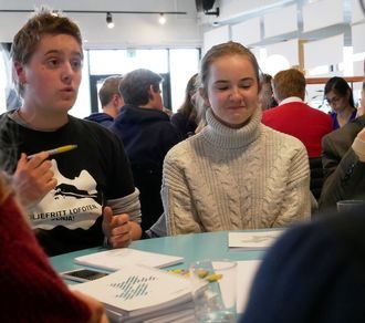 Tog som førstevalg: – Hurtigtog-forbindelse Trondheim-Oslo må bygges, og sørg for at tog faktisk ikke er dyrere enn fly, var lokallagsleder i Natur og Ungdom, Hedwig Thiery Aresvik (svart skjorte) sin oppfordring til statssekretær Sveinung Rotevatn i Klima- og miljødepartementet. I midten: Dina Dybsjord frs Miljørådet, Blusuvoll Ungdomsskole.