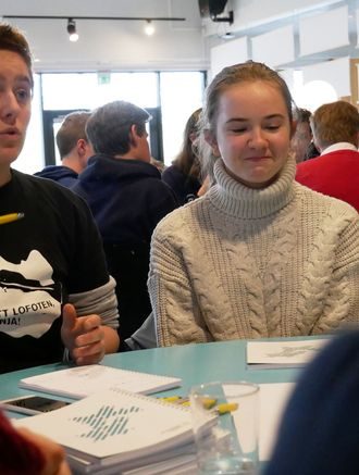 Tog som førstevalg: – Hurtigtog-forbindelse Trondheim-Oslo må bygges, og sørg for at tog faktisk ikke er dyrere enn fly, var lokallagsleder i Natur og Ungdom, Hedwig Thiery Aresvik (svart skjorte) sin oppfordring til statssekretær Sveinung Rotevatn i Klima- og miljødepartementet. I midten: Dina Dybsjord frs Miljørådet, Blusuvoll Ungdomsskole.