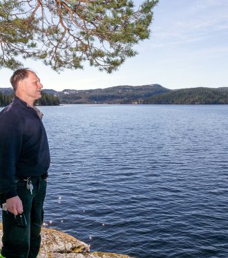 Skuer utover: – For å ta best mulig vare på vannet som fungerer som drikkevannskilde for over 200.000 mennesker, fokuserer vi nå på å minimere friluftslivsaktiviteten ved Jonsvatnet. Ulovlige campere blir bortvist, sier Ole Martin Fæster i Trondheim bydrift.