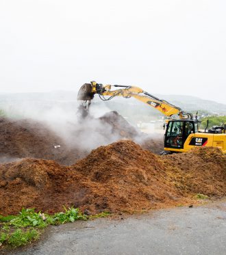 Gravemaskinen løfter på hestemøkka for å tilføre luft. Oksygenet øker temperaturen og setter i gang komposteringen.