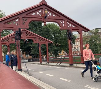 En jevn strøm med folk går daglig over gamle bybro