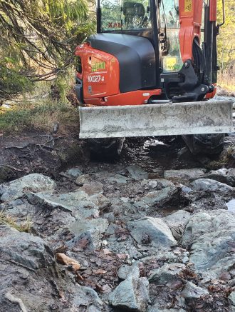 Bilde av gravemaskin på ulendt sti