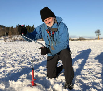 Bård Solem og Blyberget frileik sjekker isen på Theisendammen