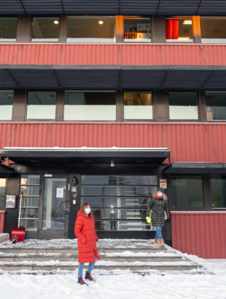 Kristin og Tone foran inngangen til BrukOm butikken