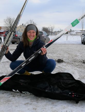 Bettina viser frem skiene hun har lånt