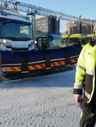 Brøytebilsjåfør foran lastrebilen