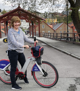 Åse Karen Søreng med bysykkel ved Bybrua