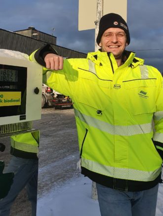 miljørådgiver ved dieselpumpa