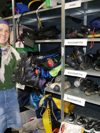 Rebecka ved reol med sportsutstyr